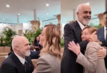 , VIDEOLAJM/ Edi Rama i ulet në gjunjë homologes italiane, Giorgia Meloni